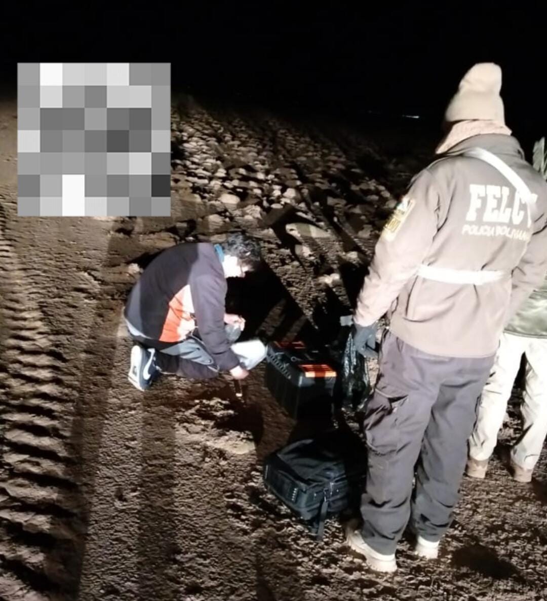 El levantamiento del cuerpo de Rogelia. Foto: FGE