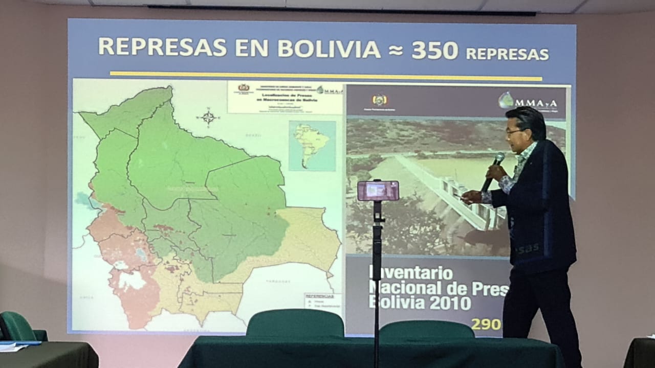 Exposición de Andrés Calizaya sobre Pequeñas represas Vs Megarepresas. Foto: Sumando Voces