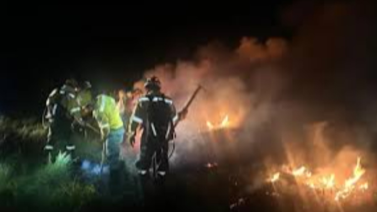 Bomberos combatiendo un incendio. Foto: GADSC