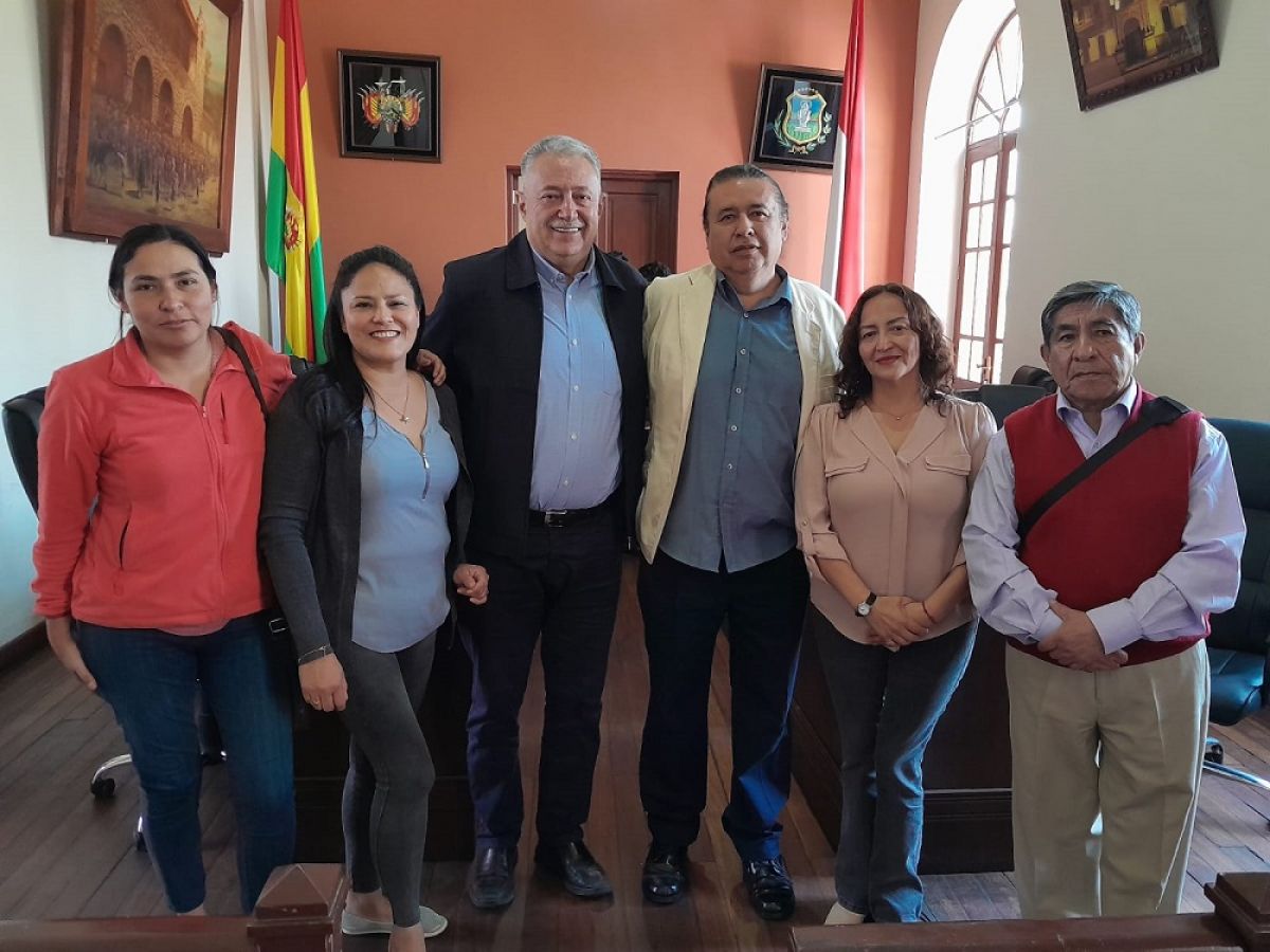 Representantes del sector periodístico y del Concejo Municipal tras la aprobación de la norma. Foto: RRSS