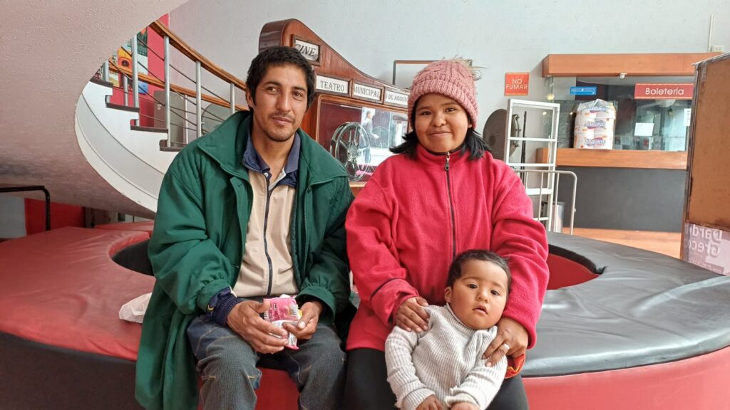 Edgar y Wara, junto a su bebé Josué. Foto: Sumando Voces
