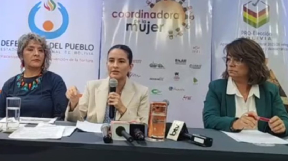 Al centro, Paola Aguirre, y a la derecha, Sdenka Silva: Foto: Captura de video