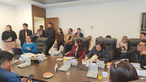Reunión entre representantes del gremio periodístico y legisladores. Foto: UNITAS