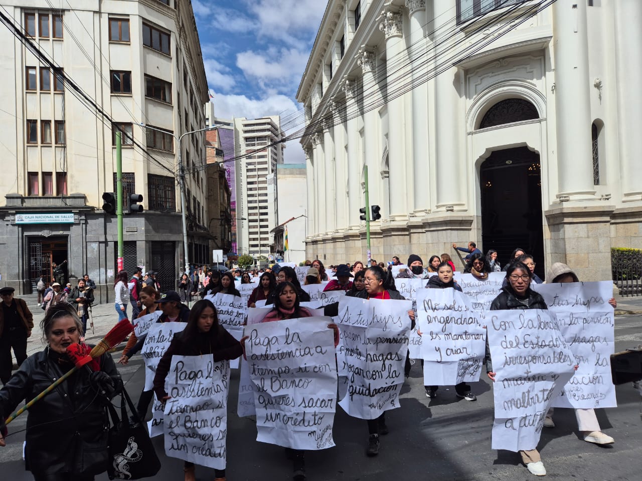 Mujeres marchan en el centro paceño. Foto: Mujeres Creando