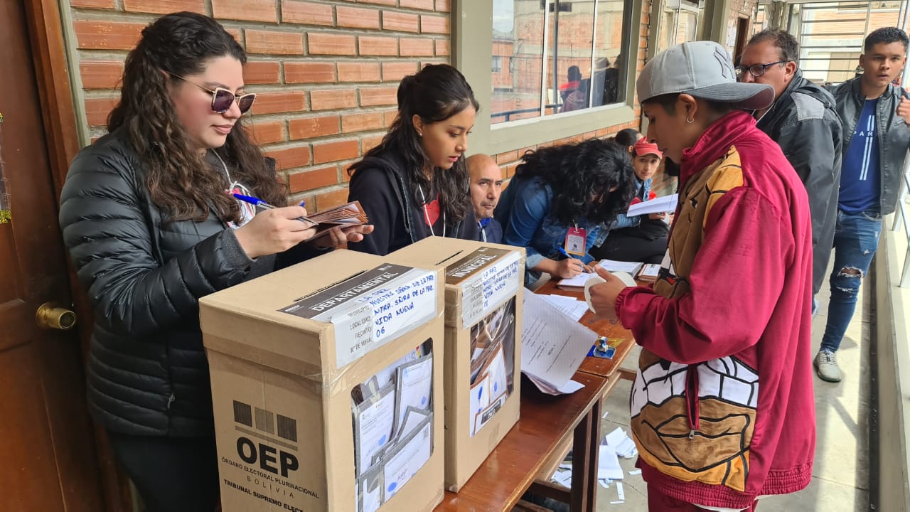 Votación en un colegio de Villa Copacabana. Foto: Sumando Voces