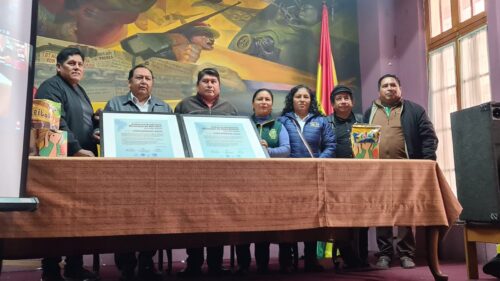 Autoridades de Palos Blancos y Alto Beni durante la entrega del reconocimiento como Comunidades Azules. Foto: Sumando Voces