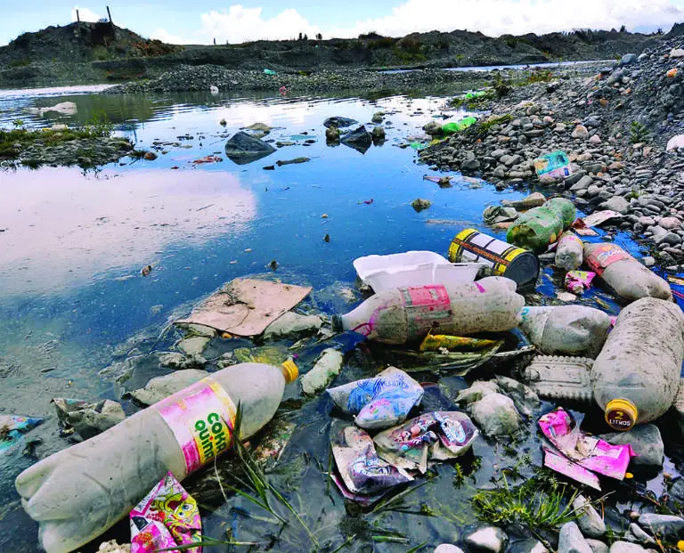 Foto referencial de la basura en Titicaca. Eju