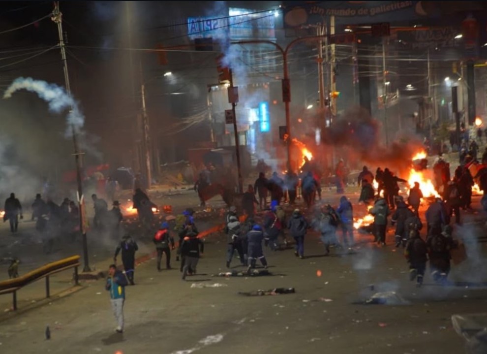 Policía desbloquea Río Seco e interviene movilización de Ponchos Rojos en El Alto. Foto: Fem Media Bol