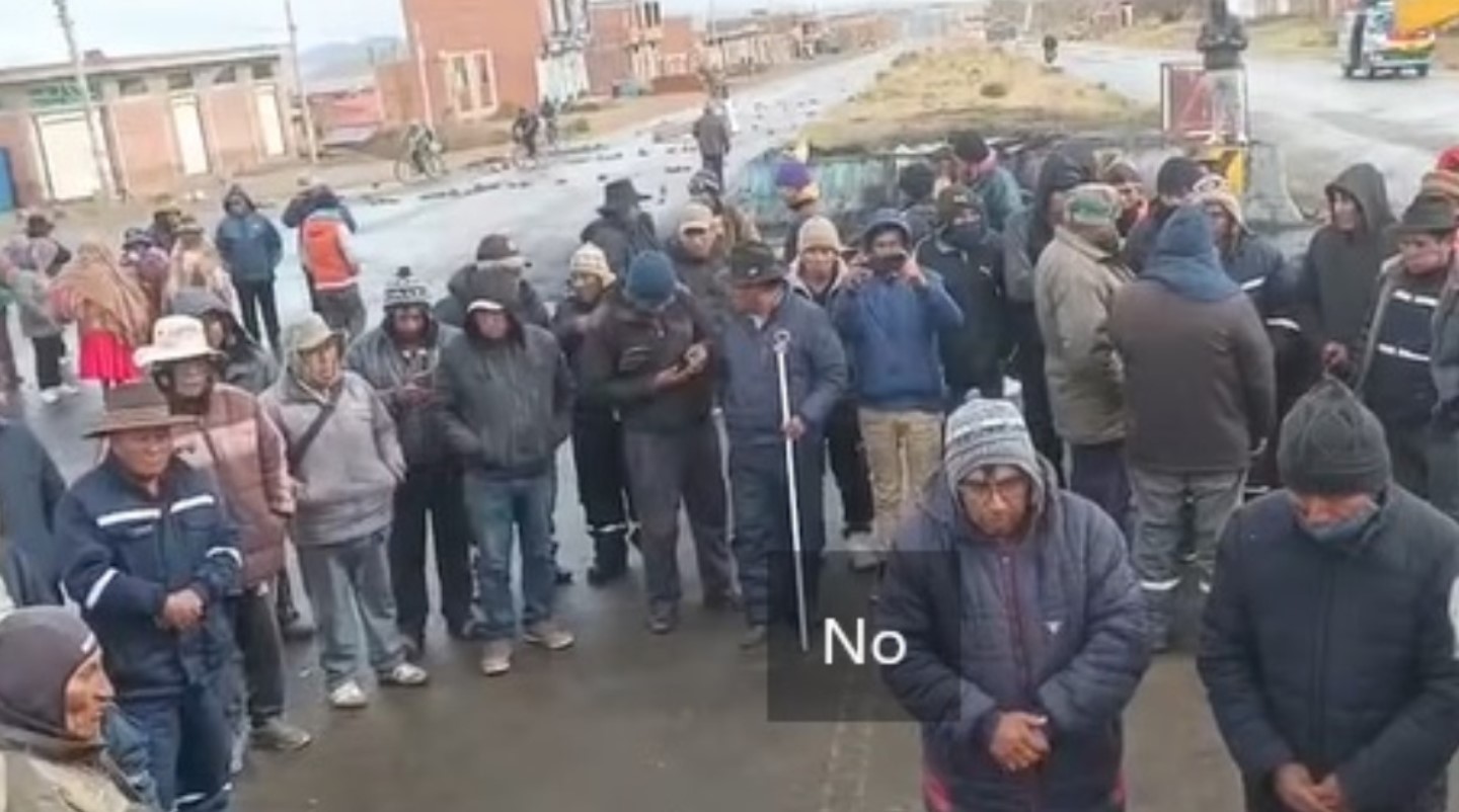 Locatarios velan al joven fallecido. Foto: ANF