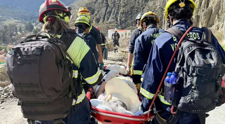 Persona de la tercera edad es llevada a pie hasta la ambulancia por bomberos voluntarios debido a bloqueos en Río Abajo/RR.SS.