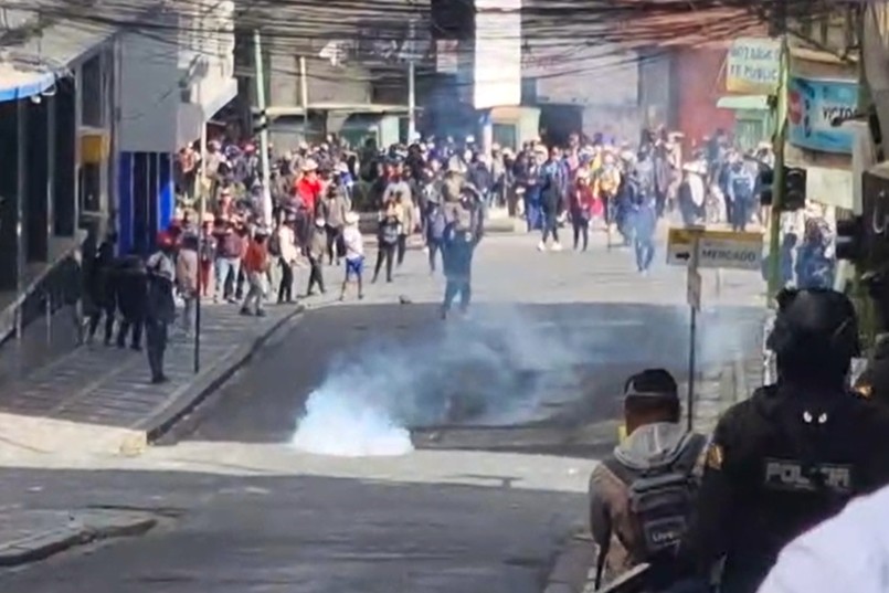 Manifestantes en la esquina de la calle Yanacocha. Foto: ERBOL
