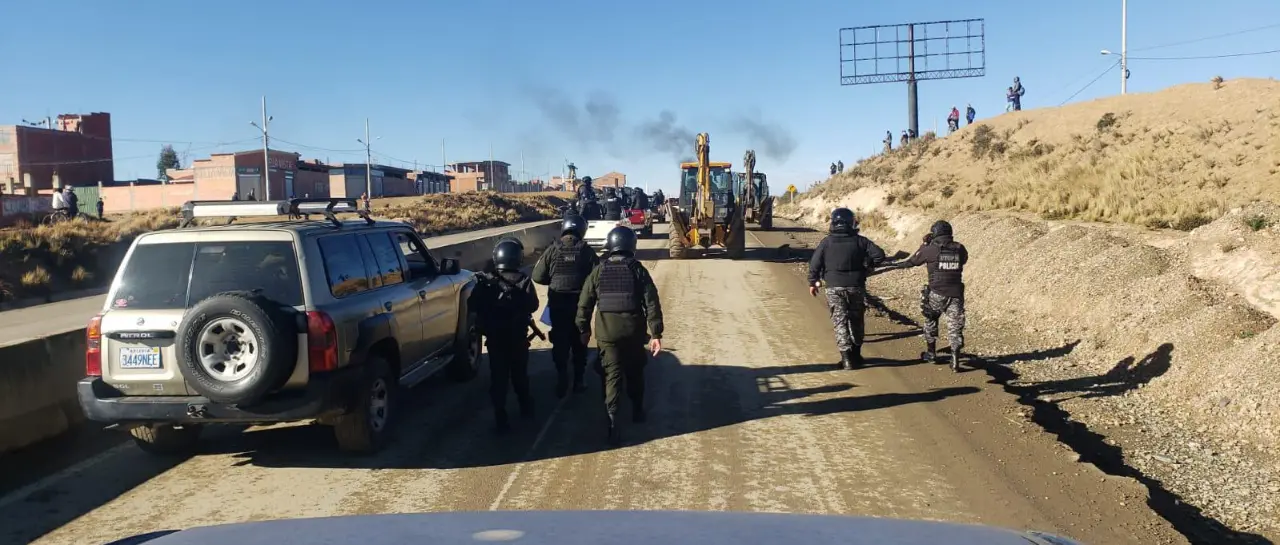[Foto: Juan Carlos Barrionuevo - UNITEL] / El contingente policial avanza pese al rechazo de algunos pobladores para el desbloqueo