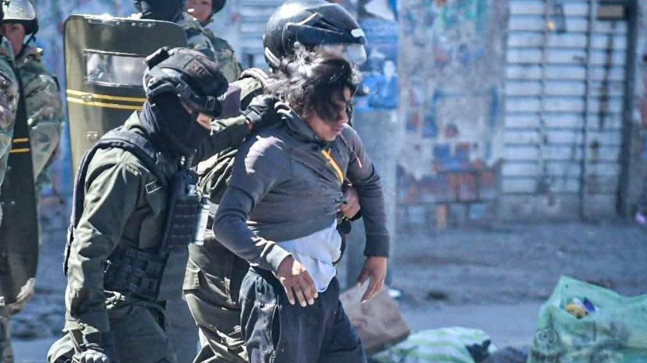 Policías detienen a manifestantes. Foto: Policía boliviana