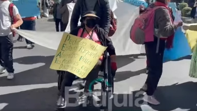 Personas con discapacidad marchan en La Paz. Foto: Brújula Digital