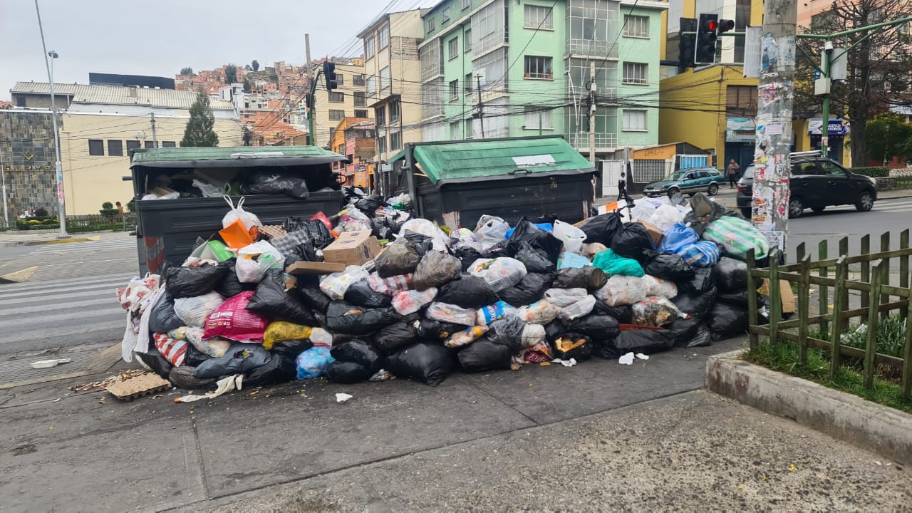 Basura acumulada en la avenida Bush de la ciudad de La Paz. Foto: Yenny Escalante/Sumando Voces