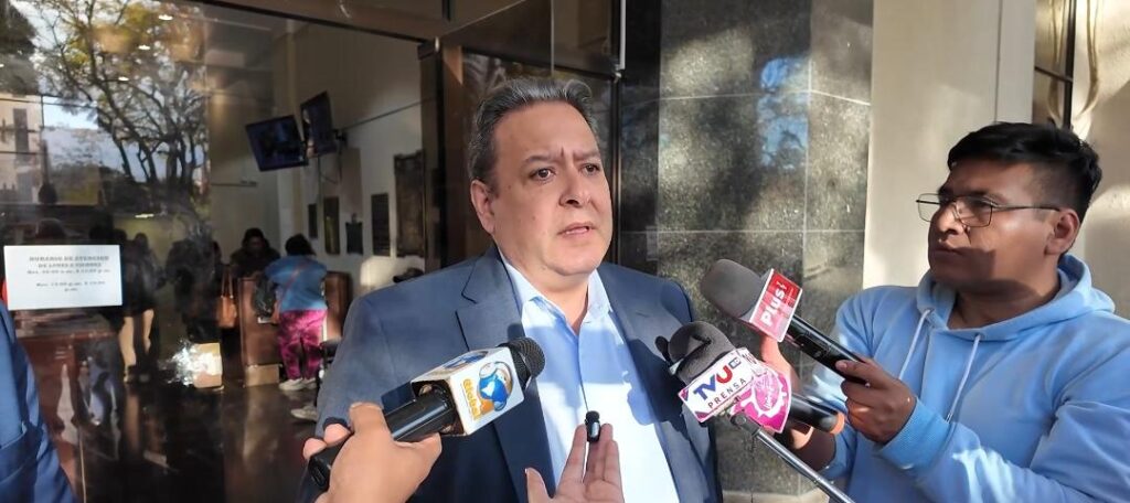 El presidente de Yacimientos Petrolíferos Fiscales Bolivianos (YPFB), Sebastián Daroca, en contacto con la prensa.