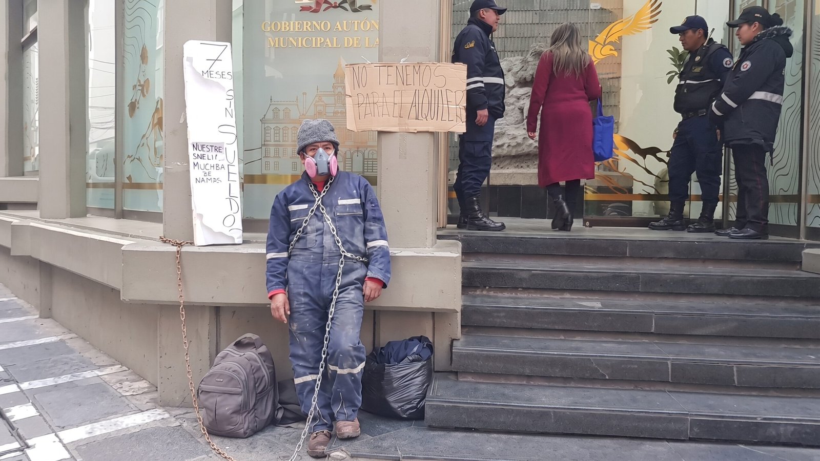 Trabajadores de aseo se encadenan ante impago de salarios. Foto: Captura de pantalla de transmisión de Tele Estrella