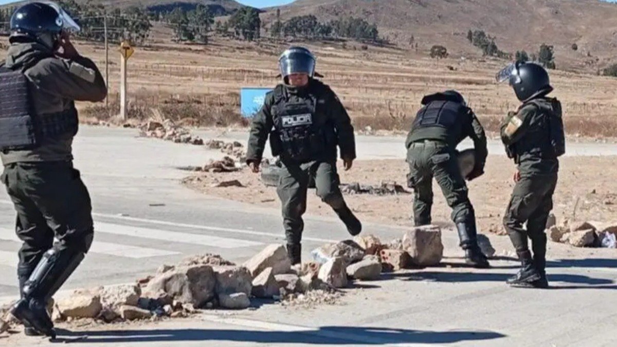 La Policía intervino los puntos de bloqueo tras la vigencia del estado de excepción. Foto: Policía Boliviana.