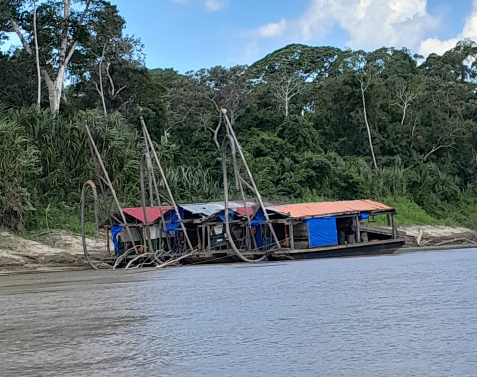 Balsas en el río Madre de Dios. Cortesía de Lucio Ayala para Sumando Voces